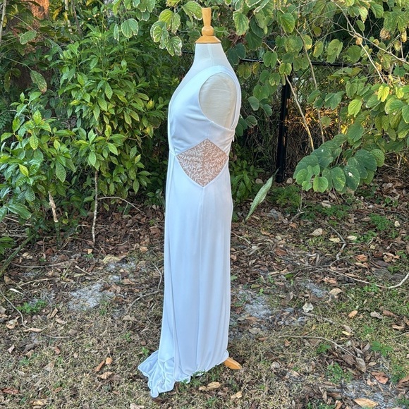 BCBG Maxazria white ‘Hasani’ embroidered gown, size 6 - Picture 6 of 12